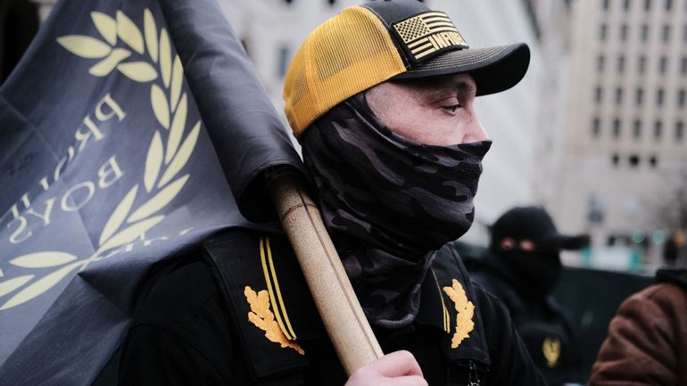 Assaut contre le Capitole : quatre dirigeants des Proud Boys cités à comparaître