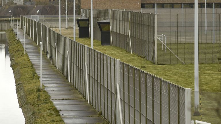 Prise d'otage en cours à la prison de Bruges : une détenue maintient en otage une gardienne avec une arme artisanale