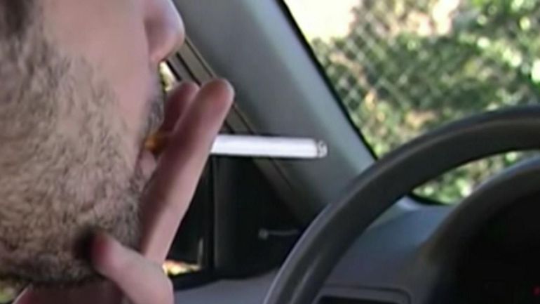 L'interdiction de fumer en voiture en présence d'un mineur approuvée à la Chambre