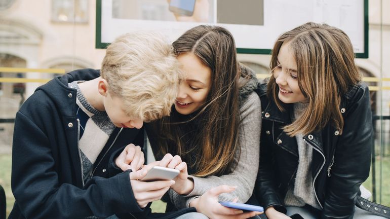 Le smartphone, compagnon quotidien pour les jeunes