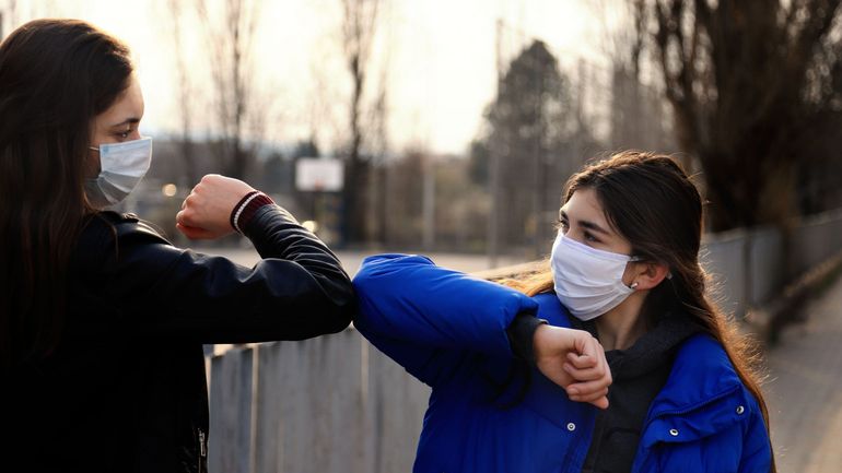 Revue de presse : les jeunes, les moins convaincus par le vaccin