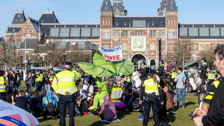 Coronavirus aux Pays-Bas : la police anti-émeute appelée pour évacuer la Museumplein à Amsterdam