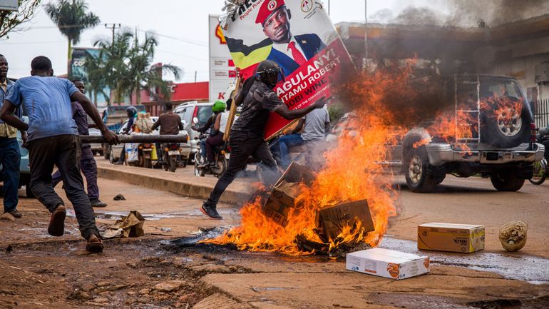 16 morts en Ouganda suite à deux jours de violences après l'arrestation de l'opposant Bobi Wine