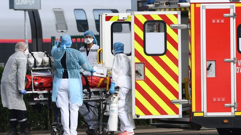Coronavirus : la France sur ses gardes malgré décès et hospitalisations en repli
