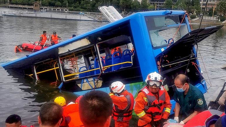 Chine : accident de bus dans un lac, au moins 21 morts