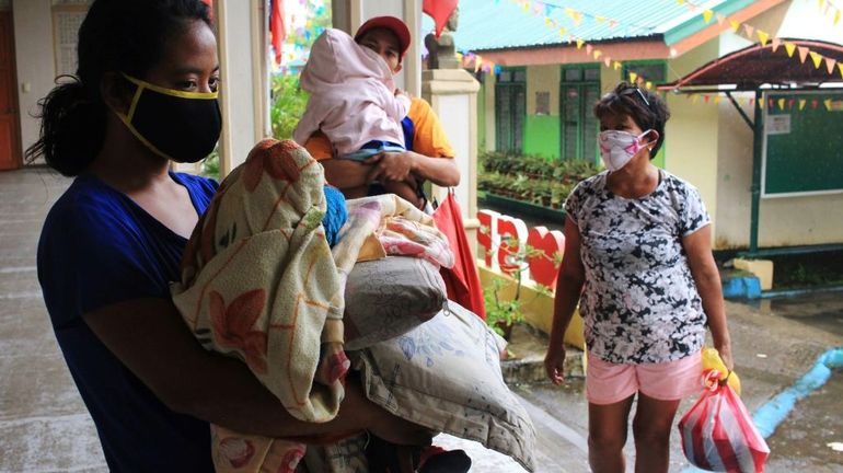 Typhon aux Philippines: le coronavirus complique les évacuations