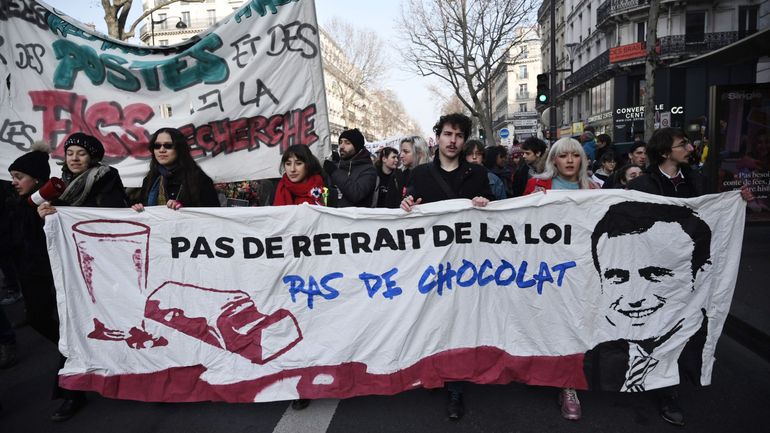 Réforme des retraites en France: noyée sous les amendements, la commission arrête ses travaux