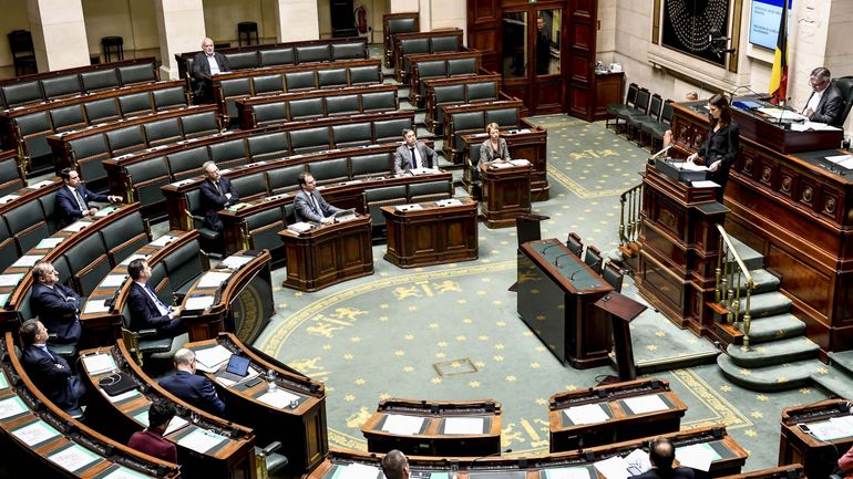 Gouvernement Wilmès : émotion et soutien de neuf partis du Parlement, sans chèque en blanc