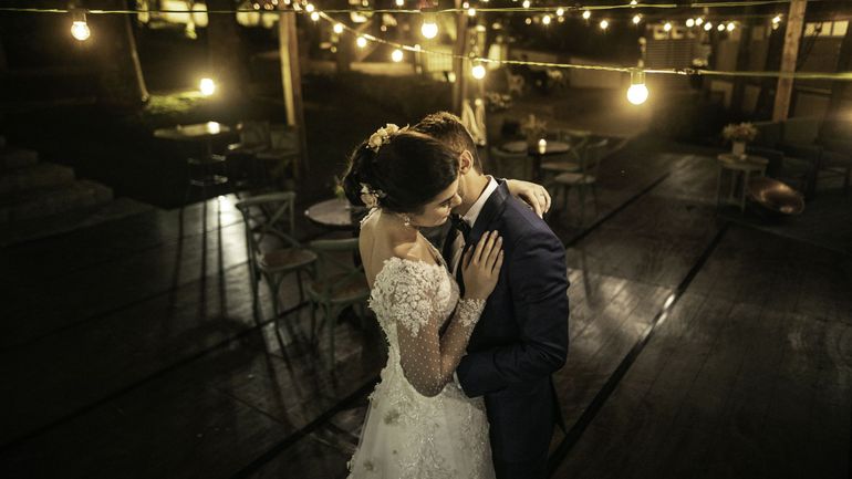 Fêtes de mariage : seule la première danse entre les mariés est autorisée