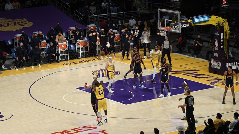 NBA : L’énorme shoot de Lebron James sur Stephen Curry qui qualifie les Lakers en play-offs