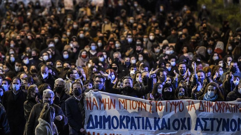 Grèce : après 66 jours, Dimitris Koufodinas, le détenu extrémiste arrête sa grève de la faim