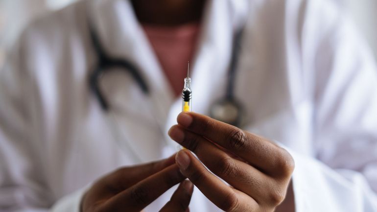 Coronavirus : le vaccin AstraZeneca entraîne une réponse immunitaire encourageante des jeunes comme des plus âgés