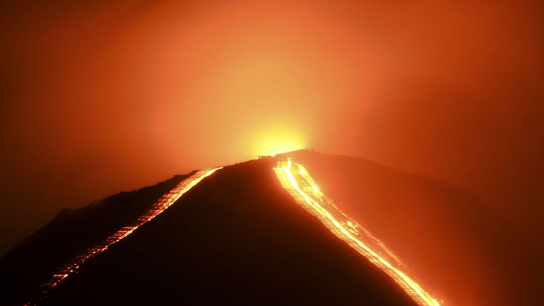 Guatemala : deux volcans en éruption placés sous surveillance