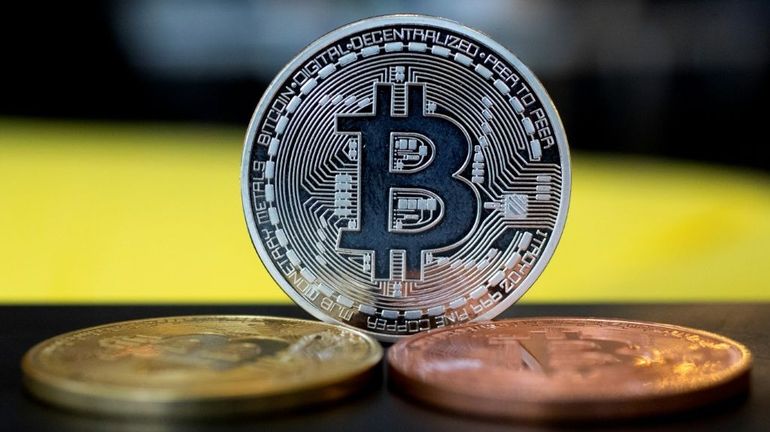 Le bitcoin dépasse 50.000 dollars et intéresse Wall Street