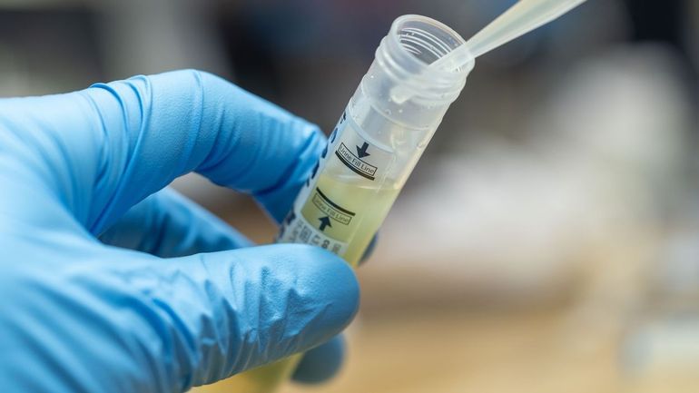 Coronavirus: déjà 325 échantillons testés en Belgique, pas encore la panique, mais la tension monte