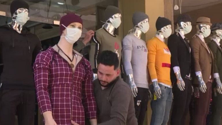 Coronavirus : à Gaza, il habille ses mannequins d'un masque pour sensibiliser la population