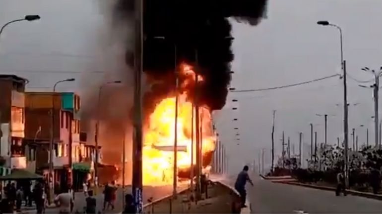 Pérou: deux morts et plus de 30 blessés dans l'explosion d'un camion de gaz