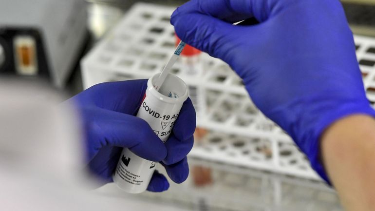 Coronavirus : pourquoi la Belgique avait si peu de tests de dépistage au début de l'épidémie ?