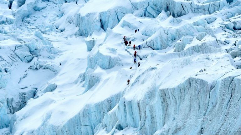 Inquiète du Covid, la Chine va marquer sa frontière au sommet de l'Everest