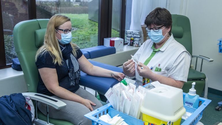 Coronavirus : l'UZ Brussel commence à vacciner le personnel hospitalier