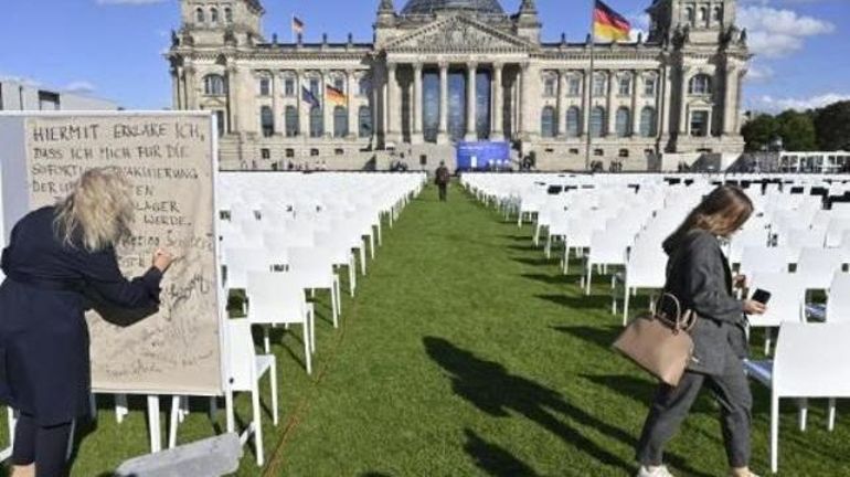 Allemagne : 13.000 chaises devant le Reichstag pour les migrants à Lesbos