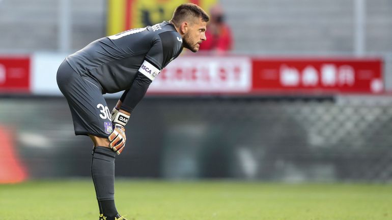 Hendrik Van Crombrugge, le gardien d'Anderlecht, opéré au dos mardi et absent trois mois