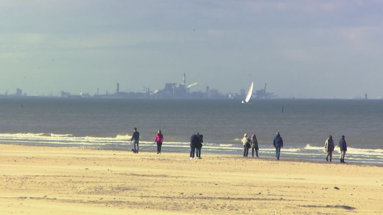 Explosion des cas de covid à Dunkerque, pas trop d'inquiétude à La Panne