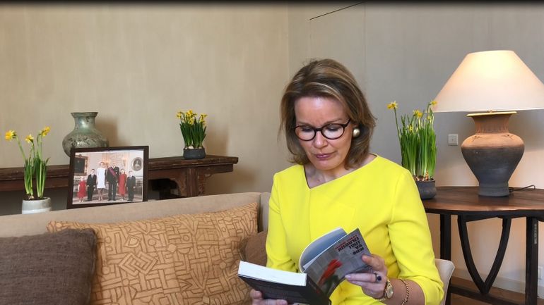 Confinement en Belgique: la reine Mathilde encourage les jeunes à lire davantage (vidéo)