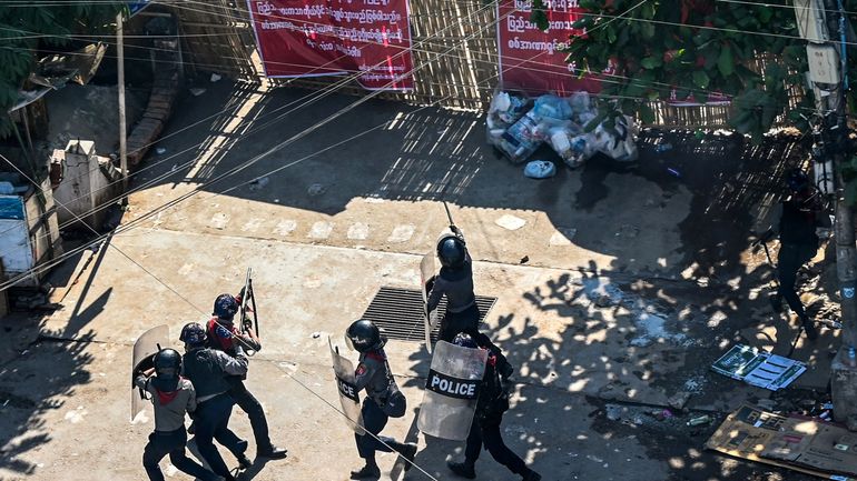 Coup d'Etat en Birmanie : des Birmans, dont des policiers, fuient la répression vers l'Inde voisine