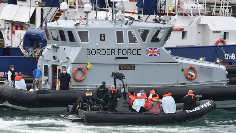 Sainte-Hélène ou vieux ferries : les pistes de Londres pour les migrants font bondir