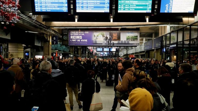 Métros et bus bloqués, écoles fermées... début d'une mobilisation massive contre la réforme des retraites en France