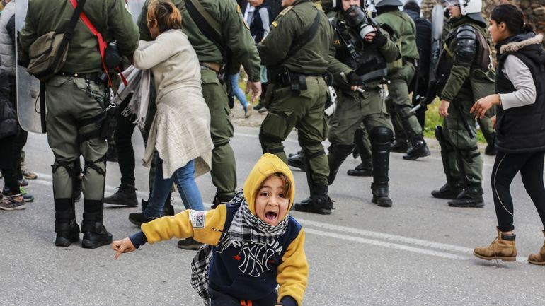 Grèce: la police lance des gaz lacrymogènes sur des migrants qui manifestent à Lesbos