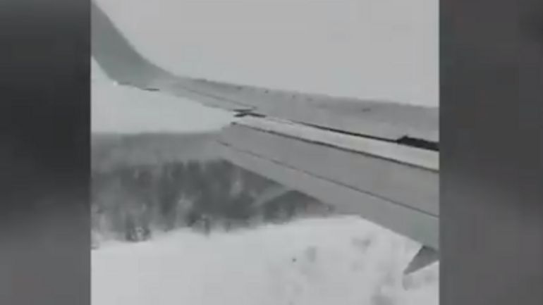Russie : un Boeing 737 rate son atterrissage et s'écrase en bout de piste, la vidéo du crash filmée de l'intérieur par un passager