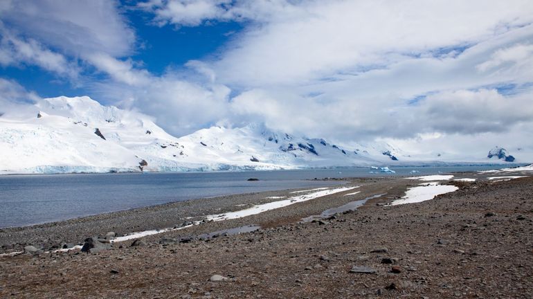 Le trou d'ozone au-dessus de l'Antarctique est l'un des plus larges et des plus profonds