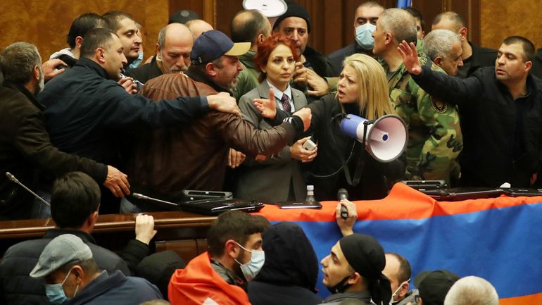 L'accord de paix au Haut-Karabakh provoque la colère en Arménie, des manifestants envahissent le parlement (vidéo)