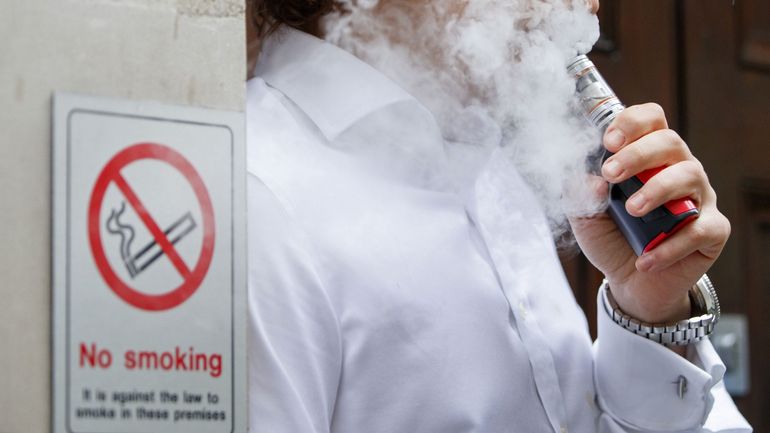 Cigarettes, vapoteuses, leurs fumées peuvent-elles transmettre le coronavirus ?