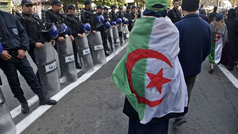 Algérie: lourde peine de prison ferme pour une figure du mouvement de protestation antirégime Hirak