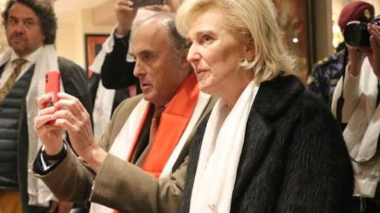 Au Népal, la princesse Astrid rencontre des victimes de la lèpre