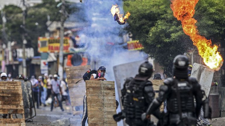 Débordements lors de manifestations contre une réforme fiscale controversée en Colombie : des milliers de militaires mobilisés
