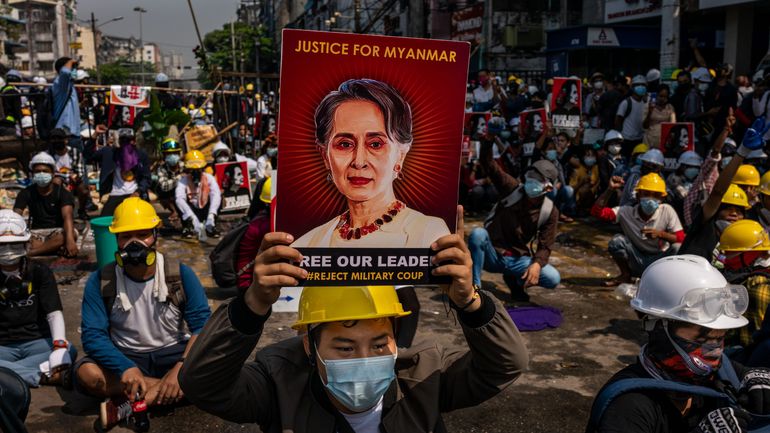 Birmanie : Aung San Suu Kyi entame un 4e mois en détention, nouvelles violences entre armée et rebelles