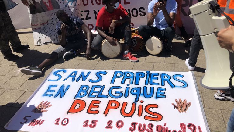 Bruxelles-Ville : des sans-papiers manifestent en trois lieux pour montrer leur précarité