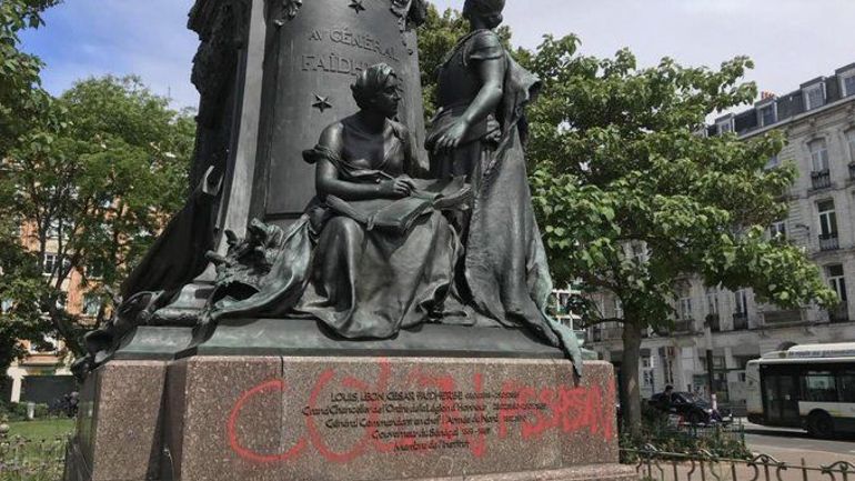 France : la statue du général Faidherbe, administrateur colonial, taguée à Lille