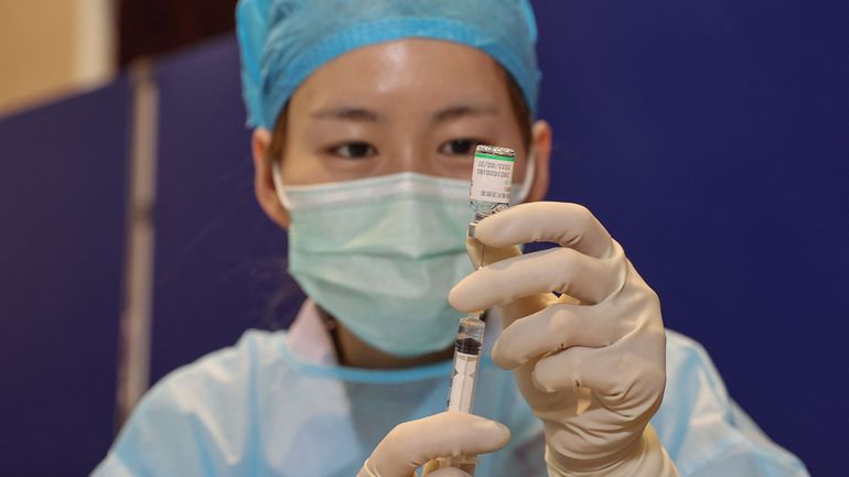 Vaccination : les vaccins chinois sont-ils sûrs ? Oui, mais il manque des données, dit l'OMS