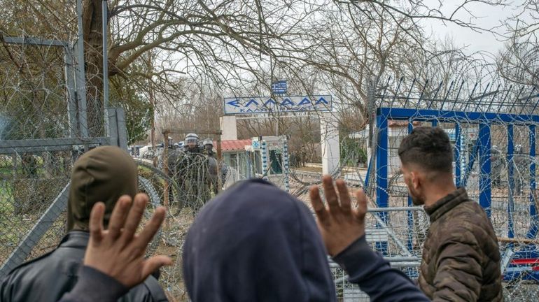 Frontière gréco-turque: des citoyens quadrillent la région pour dénoncer les migrants aux forces de l'ordre