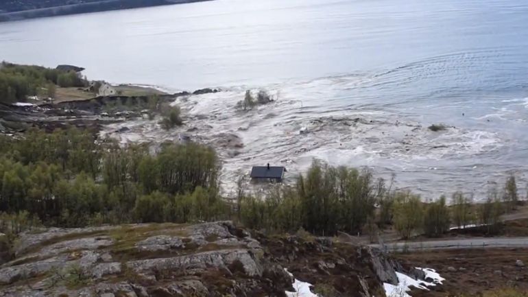 Norvège : d'énormes coulées de boue entraînent plusieurs maisons dans la mer à Alta