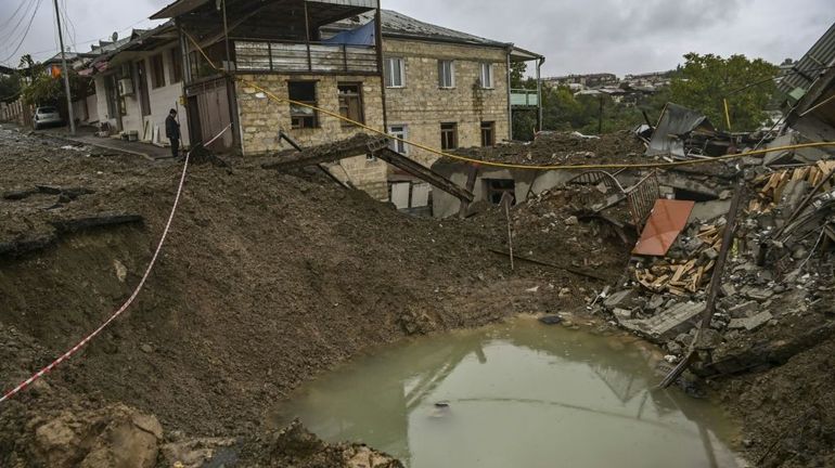 Haut-Karabakh : Stepanakert, une ville fantôme défigurée par les bombes