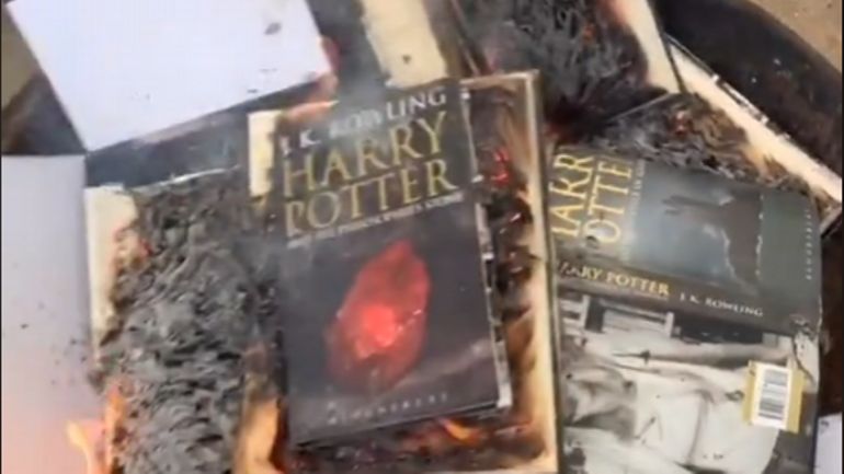 Harry Potter : des anciens fans brûlent-ils les livres après les accusations de transphobie de son autrice ?