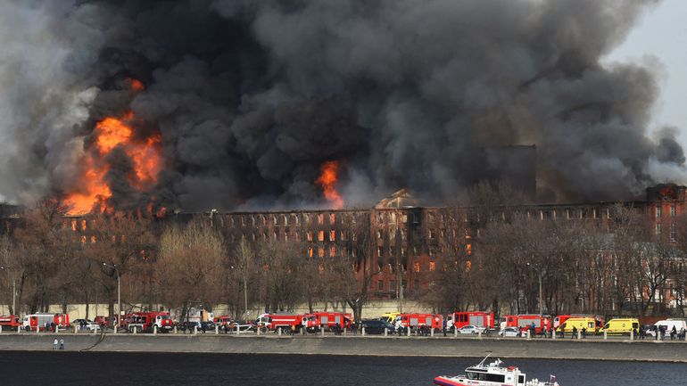 Incendie dans une fabrique historique de Saint-Pétersbourg : plus de 10.000 mètres carrés brûlent, un pompier est décédé