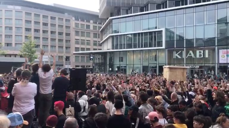 Bruxelles : des milliers de personnes rassemblées place de la Monnaie (vidéo)
