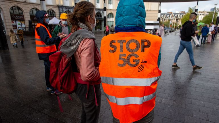 Non à la 5G : quelques dizaines d'activistes sensibilisent à la Gare centrale de Bruxelles